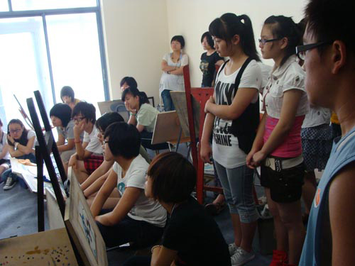 1-09届学员周倩楠（已被清华大学录取）来画室和学生交流.jpg