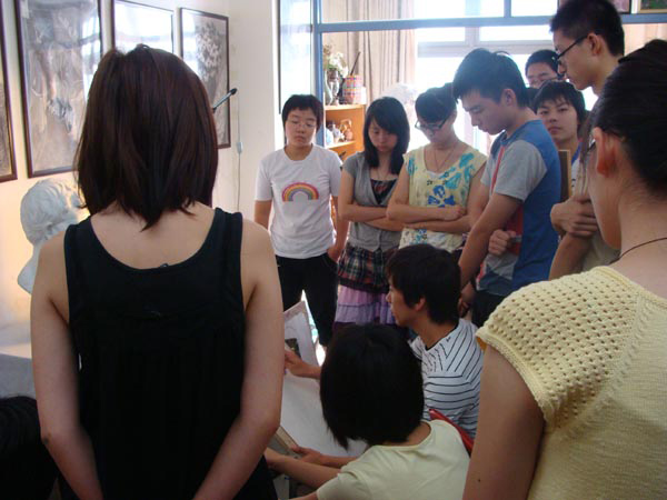 1-《中央美术学院教学片系列》示范者在画室为学生现场示范.jpg