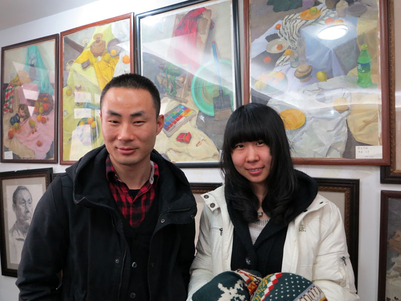 边书瑶同学和画室老师合影留念.jpg