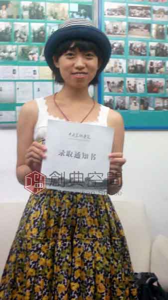 3--已录取中央美术学院设计学院的画室学员范洋子在画室留念。.jpg