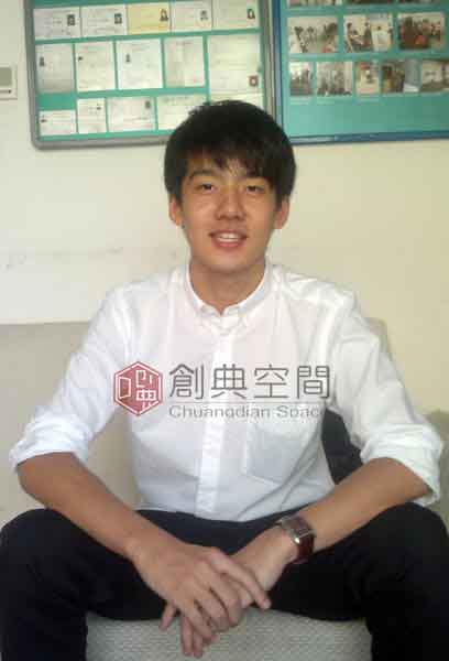 4--已被中国人民大学录取的画室学员孟天初回画室留念。.jpg