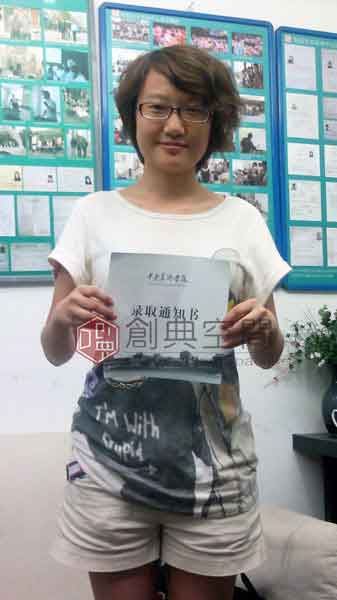 6-已录取中央美术学院设计学院的画室学员戚蓝方在画室留念。.jpg