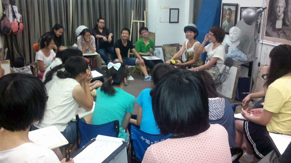 9-已录取中央美术学院的画室学员在画室和新同学交流考学经历和经验。.jpg